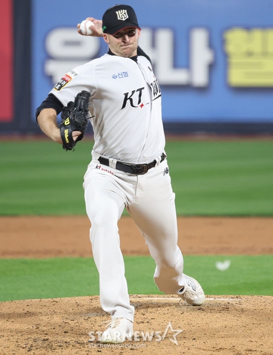 &#039;2024 KBO 포스트시즌 준플레이오프 3차전&#039; KT-LG전이 8일 수원 KT위즈파크에서 열렸다.  KT 선발 벤자민이 역투하고 있다. /사진=김진경 대기자