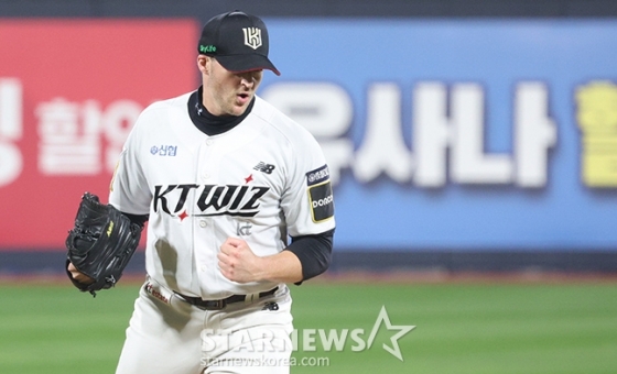&#039;2024 KBO 포스트시즌 준플레이오프 3차전&#039; KT-LG전이 8일 수원 KT위즈파크에서 열렸다.  KT 선발 벤자민이 역투하고 있다. /사진=김진경 대기자