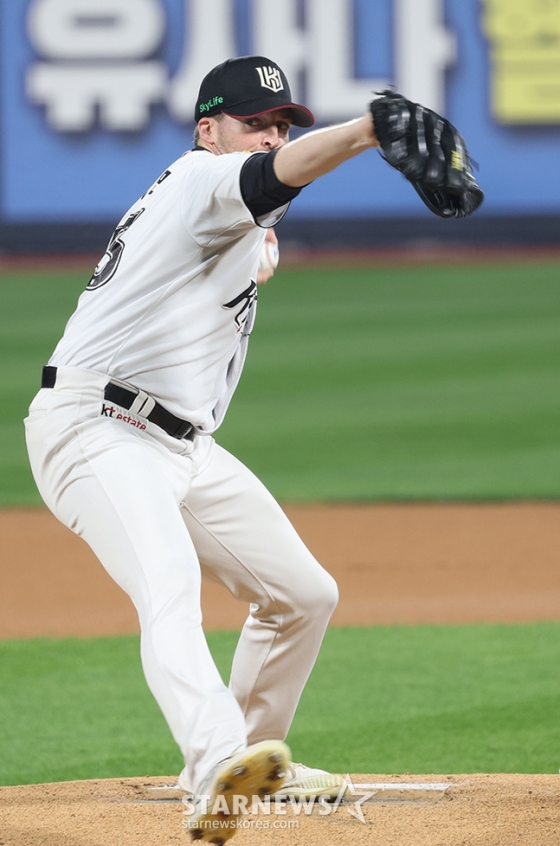 &#039;2024 KBO 포스트시즌 준플레이오프 3차전&#039; KT-LG전이 8일 수원 KT위즈파크에서 열렸다.  KT 선발 벤자민이 역투하고 있다. /사진=김진경 대기자