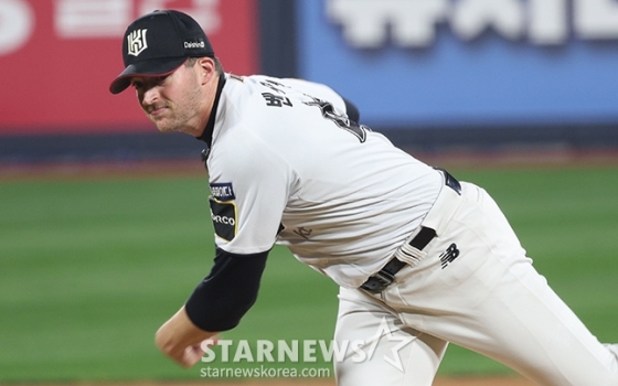 &#039;2024 KBO 포스트시즌 준플레이오프 3차전&#039; KT-LG전이 8일 수원 KT위즈파크에서 열렸다.  KT 선발 벤자민이 역투하고 있다. /사진=김진경 대기자