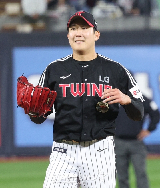 '2024 KBO 포스트시즌 준플레이오프 3차전' KT-LG전이 8일 수원 KT위즈파크에서 열렸다.  LG 손주영이 역투 후 미소를 짓고 있다. 주영이 7회말 2사에서 KT 로하스를 내야땅볼로 처리한 후 주먹을 불끈 쥐고 있다. 