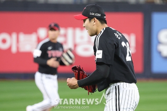 &#039;2024 KBO 포스트시즌 준플레이오프 3차전&#039; KT-LG전이 8일 수원 KT위즈파크에서 열렸다.  LG 손주영이 7회말 2사에서 KT 로하스를 내야땅볼로 처리한 후 주먹을 불끈 쥐고 있다. /사진=김진경 대기자