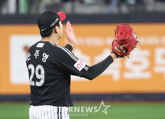 &#039;2024 KBO 포스트시즌 준플레이오프 3차전&#039; KT-LG전이 8일 수원 KT위즈파크에서 열렸다.  LG 손주영이 6회말 2사 1루에서 KT 배정대가 날린 안타성 타구를 홍창기가 슈퍼캐치로 처리하자 박수를 보내고 있다. 주영이 7회말 2사에서 KT 로하스를 내야땅볼로 처리한 후 주먹을 불끈 쥐고 있다.