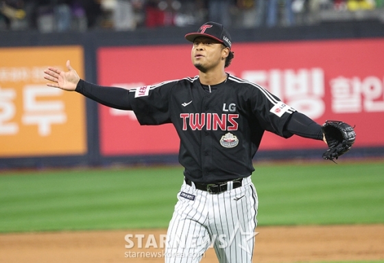 &#039;2024 KBO 포스트시즌 준플레이오프 3차전&#039; KT-LG전이 8일 수원 KT위즈파크에서 열렸다.  9회말 구원 등판한 LG 에르난데스가 2사에서 KT 김민혁을 외야 플라이로 처리한 후 환호하고 있다. /사진=김진경 대기자
