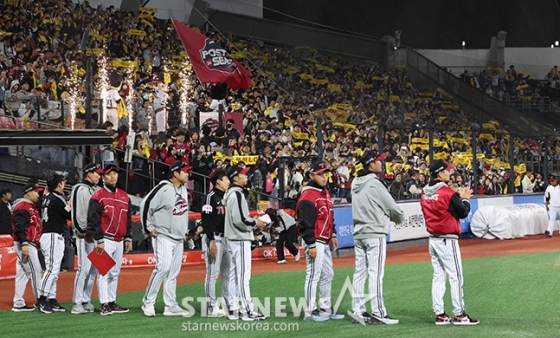 &#039;2024 KBO 포스트시즌 준플레이오프 3차전&#039; KT-LG전이 8일 수원 KT위즈파크에서 열렸다.  KT에 6-5로 승리한 LG 선수들이 염경엽(오른쪽) 감독과 팬들의 환호를 받으며 철수하고 있다. /사진=김진경 대기자