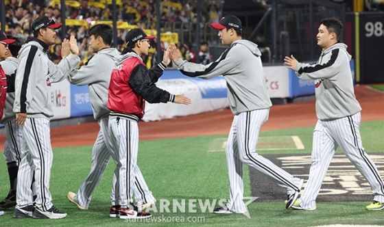 &#039;2024 KBO 포스트시즌 준플레이오프 3차전&#039; KT-LG전이 8일 수원 KT위즈파크에서 열렸다.  KT에 6-5로 승리한 LG 선수들이 염경엽(가운데) 감독과 팬들의 환호를 받으며 철수하고 있다.