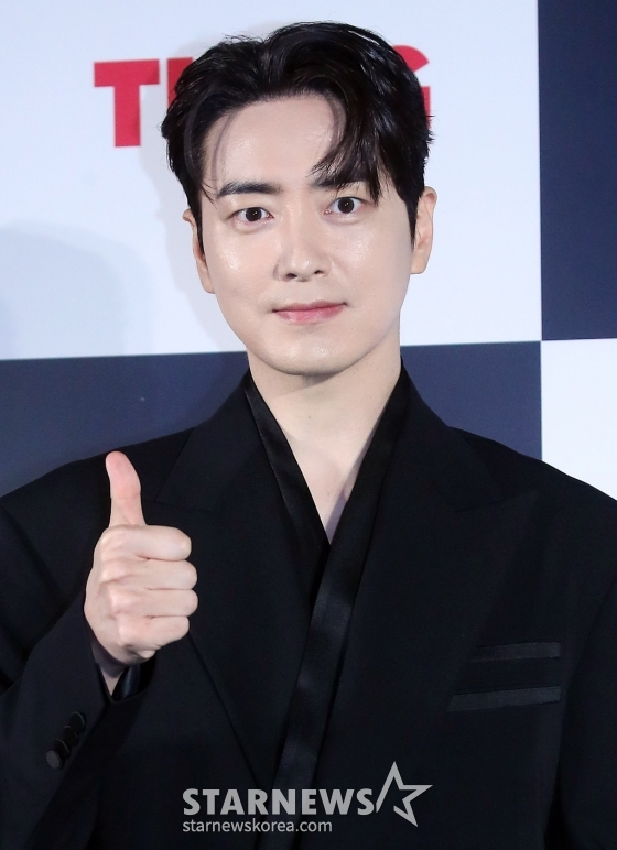 배우 이준혁이 8일 오후 서울 용산구 아이파크몰 CGV에서 진행된 티빙 오리지널 &#039;좋거나 나쁜 동재&#039; 제작발표회에 참석해 포즈를 취하고 있다.  &#039;좋거나 나쁜 동재&#039;는 장르물의 한 획을 그은 &lt;비밀의 숲&gt; 시리즈의 스핀오프. 스폰 검사라는 과거에서 벗어나 현재로 인정받고 싶은 검사 서동재의 화끈한 생존기를 그린다. 오는 10일 공개. 2024.10.08 /사진=김창현