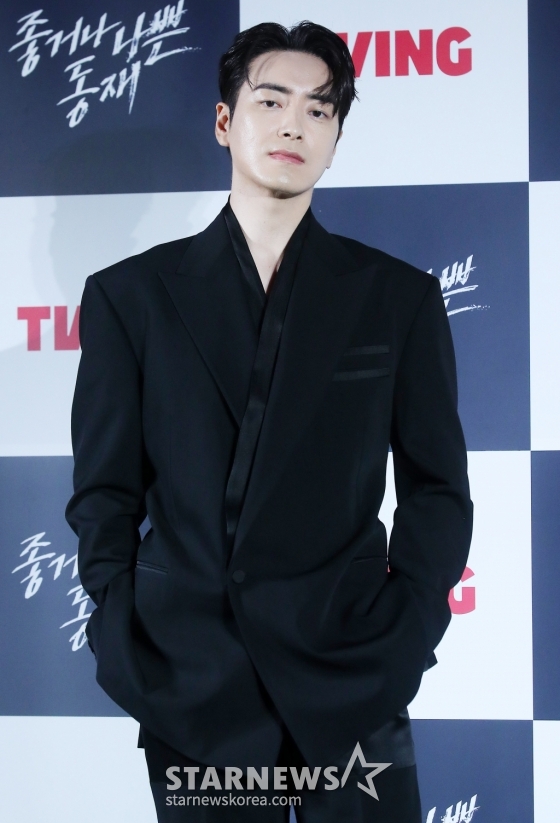 배우 이준혁이 8일 오후 서울 용산구 아이파크몰 CGV에서 진행된 티빙 오리지널 &#039;좋거나 나쁜 동재&#039; 제작발표회에 참석해 포즈를 취하고 있다.  &#039;좋거나 나쁜 동재&#039;는 장르물의 한 획을 그은 &lt;비밀의 숲&gt; 시리즈의 스핀오프. 스폰 검사라는 과거에서 벗어나 현재로 인정받고 싶은 검사 서동재의 화끈한 생존기를 그린다. 오는 10일 공개. 2024.10.08 /사진=김창현