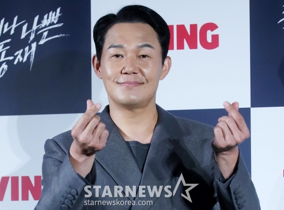 배우 박성웅이 8일 오후 서울 용산구 아이파크몰 CGV에서 진행된 티빙 오리지널 &#039;좋거나 나쁜 동재&#039; 제작발표회에 참석해 포즈를 취하고 있다.  &#039;좋거나 나쁜 동재&#039;는 장르물의 한 획을 그은 &lt;비밀의 숲&gt; 시리즈의 스핀오프. 스폰 검사라는 과거에서 벗어나 현재로 인정받고 싶은 검사 서동재의 화끈한 생존기를 그린다. 오는 10일 공개. 2024.10.08 /사진=김창현