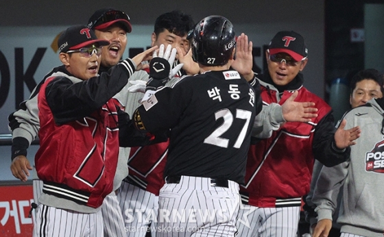 LG 박동원(가운데)이 8일 수원 케이티 위즈 파크에서 열린 2024 KBO 준플레이오프 3차전에서 2회 초 솔로홈런을 터트린 뒤 염경엽 감독에게 축하를 받고 있다. /사진=김진경 대기자 