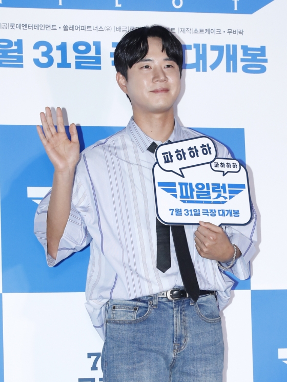 (서울=뉴스1) 권현진 기자 = 배우 문태유가 23일 오후 서울 송파구 롯데시네마 월드타워점에서 열린 영화 &#039;파일럿&#039; VIP시사회에서 포즈를 취하고 있다.   &#039;파일럿&#039;은 스타 파일럿에서 하루아침에 실직자가 된 ‘한정우’(조정석 분)가 파격 변신 이후 재취업에 성공하며 벌어지는 코미디다. 2024.7.23/뉴스1  Copyright (C) 뉴스1. All rights reserved. 무단 전재 및 재배포,  AI학습 이용 금지. /사진=(서울=뉴스1) 권현진 기자