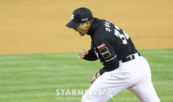 &#039;2024 KBO 포스트시즌 와일드카드 결정1차전&#039; 두산-KT전이 2일 서울 잠실야구장에서 열렸다.  KT 선발 쿠에바스가 6회말 2사 1,3루에서 두산 양석환을 삼진으로 돌려세운 후 포효하고 있다. /사진=김진경 대기자