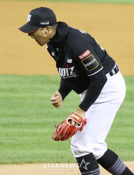 &#039;2024 KBO 포스트시즌 와일드카드 결정1차전&#039; 두산-KT전이 2일 서울 잠실야구장에서 열렸다.  KT 선발 쿠에바스가 6회말 2사 1,3루에서 두산 양석환을 삼진으로 돌려세운 후 포효하고 있다. /사진=김진경 대기자