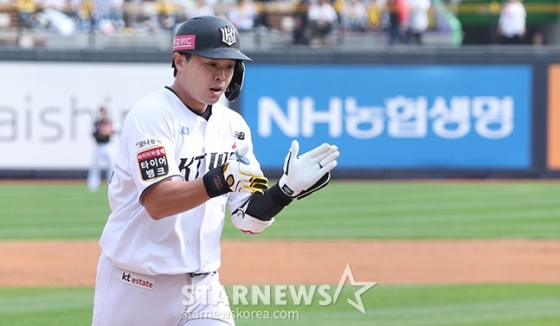  &#039;2024 KBO 포스트시즌 준플레이오프 4차전&#039; KT-LG전이 9일 수원 KT위즈파크에서 열렸다.  KT 문상철이 2회말 무사에서 좌월 1점 홈런을 날린 후 홈인하고 있다.