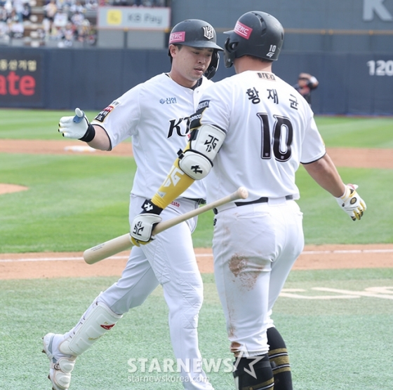  &#039;2024 KBO 포스트시즌 준플레이오프 4차전&#039; KT-LG전이 9일 수원 KT위즈파크에서 열렸다.  KT 문상철(왼쪽)이 2회말 무사에서 좌월 1점 홈런을 날린 후 홈인하고 있다.