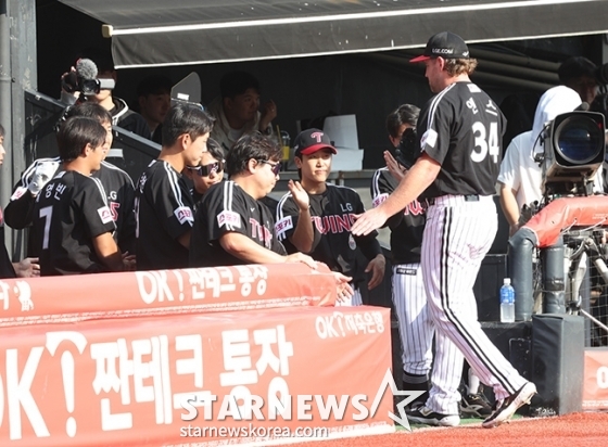 &#039;2024 KBO 포스트시즌 준플레이오프 4차전&#039; KT-LG전이 9일 수원 KT위즈파크에서 열렸다.  LG 선발 엔스가 4회말 연속 안타를 허용한 후 김진성으로 교체되고 있다.