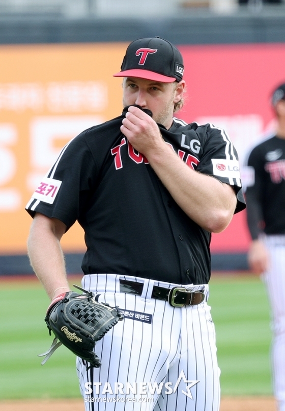 &#039;2024 KBO 포스트시즌 준플레이오프 4차전&#039; KT-LG전이 9일 수원 KT위즈파크에서 열렸다.  LG 선발 엔스가 투구하면서 숨을 고르고 있다. 