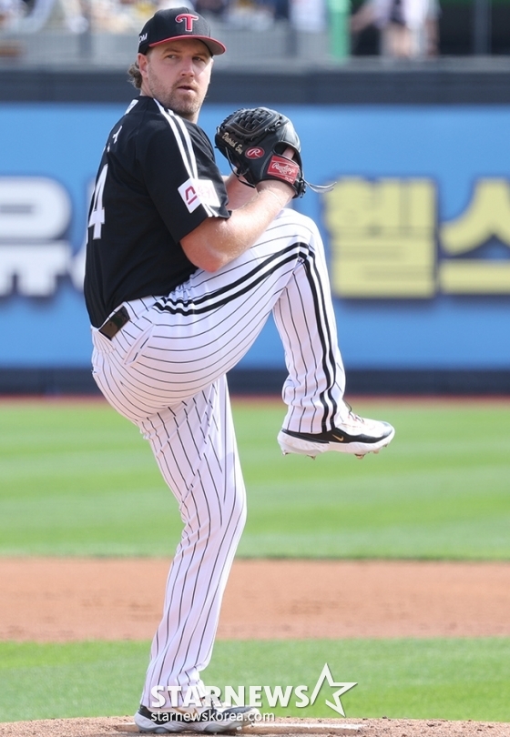 &#039;2024 KBO 포스트시즌 준플레이오프 4차전&#039; KT-LG전이 9일 수원 KT위즈파크에서 열렸다.  LG 선발 엔스가 역투하고 있다.