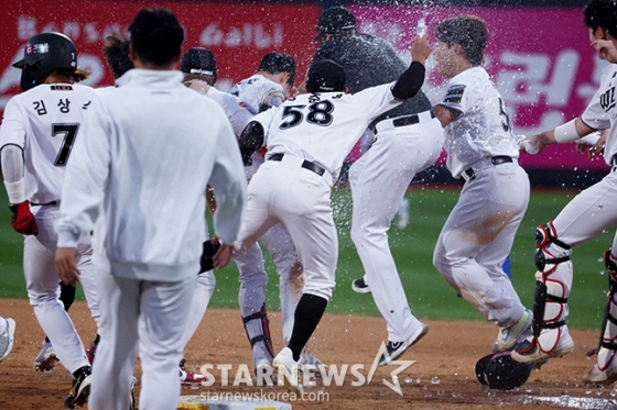 '2024 KBO 포스트시즌 준플레이오프 4차전' KT-LG전이 9일 수원 KT위즈파크에서 열렸다.  연장 11회말 2사 만루에서 KT 심우준이 내야땅볼로 역전을 한 후 동료들로부터 물폭탄 축하를 받고 있다. /사진=김진경 대기자