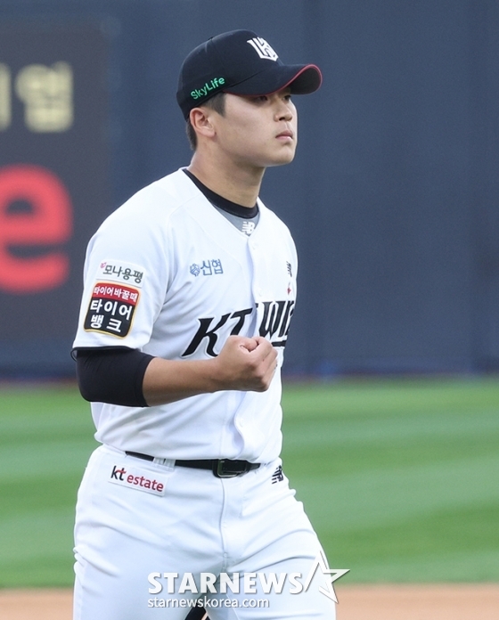 &#039;2024 KBO 포스트시즌 준플레이오프 4차전&#039; KT-LG전이 9일 수원 KT위즈파크에서 열렸다.  KT 박영현이 8회 투구를 마친 후 주먹을 불끈 쥔 채 더그아웃으로 향하고 있다. /사진=김진경 대기자