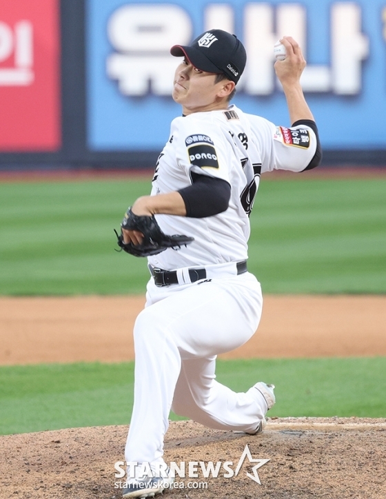 &#039;2024 KBO 포스트시즌 준플레이오프 4차전&#039; KT-LG전이 9일 수원 KT위즈파크에서 열렸다.  KT 박영현이 역투하고 있다. /사진=김진경 대기자