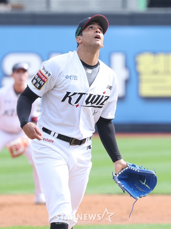 KT 윌리엄 쿠에바스가 9일 열린 2024 KBO 준플레이오프 4차전에 나서고 있다. /사진=김진경 대기자 