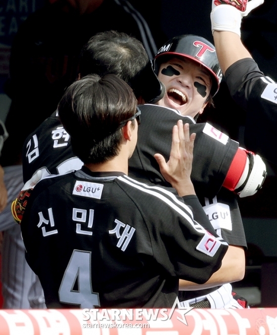 '2024 KBO 포스트시즌 준플레이오프 4차전' KT-LG전이 9일 수원 KT위즈파크에서 열렸다.  LG 박해민이 2회초 2사에서 김현수에 이어 연속 타자 홈런을 날리고 홈인한 후 김현수와 포옹하고 있다. /사진=김진경 대기자