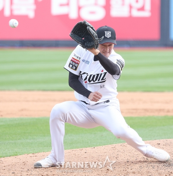 KT 고영표가 9일 열린 2024 KBO 준플레이오프 4차전에서 7회 초 오스틴의 직선타를 잡아내고 있다. /사진=김진경 대기자