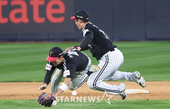 LG 오지환과 신민재가 9일 열린 2024 KBO 준플레이오프 4차전에서 연장 11회말 2사 만루에서 KT 심우준이 날린 투수 강습 타구를 처리하려다 충돌하며 역전을 허용하고 있다. /사진=김진경 대기자 