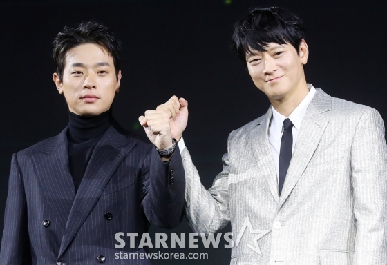 배우 박정민, 강동원이 10일 오전 서울 종로구 JW메리어트동대문스퀘어서울에서 진행된 넷플릭스 영화 &#039;전, 란&#039; 제작발표회에 참석해 포즈를 취하고 있다.  &#039;전,란&#039;은 왜란이 일어난 혼란의 시대, 함께 자란 조선 최고 무신 집안의 아들 종려(박정민)와 그의 몸종 천영(강동원)이 선조(차승원)의 최측근 무관과 의병으로 적이 되어 다시 만나는 이야기를 그린 영화다. 오는 11일 공개. 2024.10.10 /사진=김창현