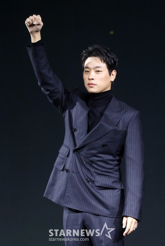 배우 박정민이 10일 오전 서울 종로구 JW메리어트동대문스퀘어서울에서 진행된 넷플릭스 영화 &#039;전, 란&#039; 제작발표회에 참석해 포즈를 취하고 있다.  &#039;전,란&#039;은 왜란이 일어난 혼란의 시대, 함께 자란 조선 최고 무신 집안의 아들 종려(박정민)와 그의 몸종 천영(강동원)이 선조(차승원)의 최측근 무관과 의병으로 적이 되어 다시 만나는 이야기를 그린 영화다. 오는 11일 공개. 2024.10.10 /사진=김창현