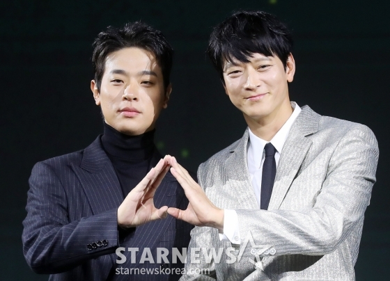 배우 박정민, 강동원이 10일 오전 서울 종로구 JW메리어트동대문스퀘어서울에서 진행된 넷플릭스 영화 &#039;전, 란&#039; 제작발표회에 참석해 포즈를 취하고 있다.  &#039;전,란&#039;은 왜란이 일어난 혼란의 시대, 함께 자란 조선 최고 무신 집안의 아들 종려(박정민)와 그의 몸종 천영(강동원)이 선조(차승원)의 최측근 무관과 의병으로 적이 되어 다시 만나는 이야기를 그린 영화다. 오는 11일 공개. 2024.10.10 /사진=김창현
