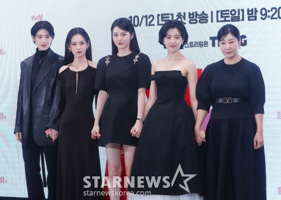 배우 라미란, 김윤혜, 김태리, 신예은, 정은채가 10일 오후 서울 영등포구 콘래드 서울에서 진행된 tvN 토일드라마 &#039;정년이&#039; 제작발표회에 참석해 포즈를 취하고 있다.  &#039;정년이&#039;는 1950년대 한국전쟁 후를 배경으로 최고의 국극 배우에 도전하는 타고난 소리 천재 정년이를 둘러싼 경쟁과 연대, 그리고 찬란한 성장기를 그린 작품이다. 오는 12일 첫 방송. 2024.10.10 /사진=김창현