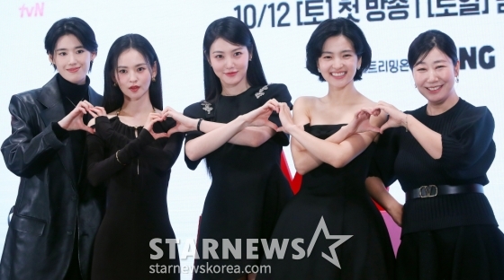배우 라미란, 김윤혜, 김태리, 신예은, 정은채가 10일 오후 서울 영등포구 콘래드 서울에서 진행된 tvN 토일드라마 &#039;정년이&#039; 제작발표회에 참석해 포즈를 취하고 있다.  &#039;정년이&#039;는 1950년대 한국전쟁 후를 배경으로 최고의 국극 배우에 도전하는 타고난 소리 천재 정년이를 둘러싼 경쟁과 연대, 그리고 찬란한 성장기를 그린 작품이다. 오는 12일 첫 방송. 2024.10.10 /사진=김창현