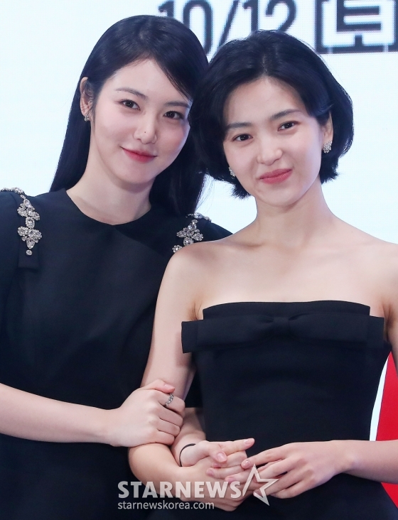 배우 신예은, 김태리가 10일 오후 서울 영등포구 콘래드 서울에서 진행된 tvN 토일드라마 &#039;정년이&#039; 제작발표회에 참석해 포즈를 취하고 있다.  &#039;정년이&#039;는 1950년대 한국전쟁 후를 배경으로 최고의 국극 배우에 도전하는 타고난 소리 천재 정년이를 둘러싼 경쟁과 연대, 그리고 찬란한 성장기를 그린 작품이다. 오는 12일 첫 방송. 2024.10.10 /사진=김창현