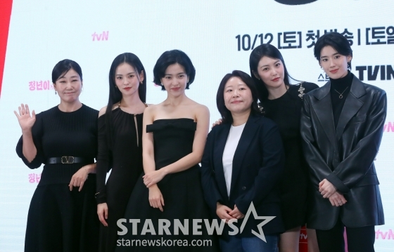 정지인 PD(왼쪽 네번재), 배우 라미란, 김윤혜, 김태리, 신예은, 정은채가 10일 오후 서울 영등포구 콘래드 서울에서 진행된 tvN 토일드라마 &#039;정년이&#039; 제작발표회에 참석해 포즈를 취하고 있다.  &#039;정년이&#039;는 1950년대 한국전쟁 후를 배경으로 최고의 국극 배우에 도전하는 타고난 소리 천재 정년이를 둘러싼 경쟁과 연대, 그리고 찬란한 성장기를 그린 작품이다. 오는 12일 첫 방송. 2024.10.10 /사진=김창현