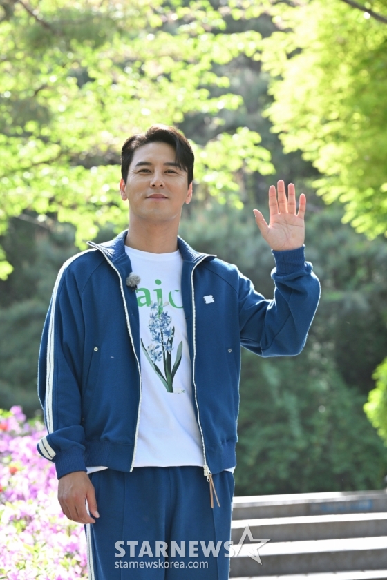 가수 장민호가 30일 오전 온라인으로 진행된 KBS 2TV 예능 &#039;2장 1절&#039; 제작발표회를 위해 포즈를 취하고 있다. /사진제공=KBS 2024.04.30 /사진=이동훈