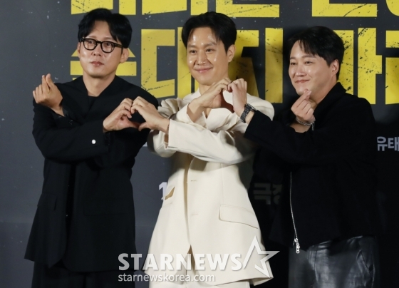 배우 박병운, 정우, 김대명이 26일 오전 서울 CGV용산아이파크몰에서 진행된 영화 &#039;더러운 돈에 손대지 마라&#039;(감독 김민수) 제작발표회에 참석해 포즈를 취하고 있다.  두 형사가 인생 역전을 위해 완전 범죄를 꿈꾸며 ‘더러운 돈’에 손을 댄 후 계획에 없던 사고에 휘말리며 벌어지는 이야기를 그린 영화 &#039;더러운 돈에 손대지 마라’는 10월 17일 개봉한다. /2024.09.26 /사진=이동훈