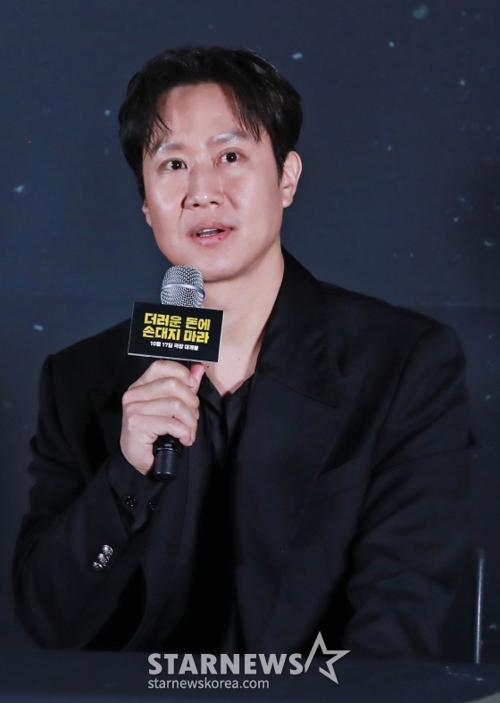 배우 정우가 10일 오후 서울 CGV용산아이파크몰에서 진행된 영화 &#039;더러운 돈에 손대지 마라&#039;(감독 김민수) 언론시사회 및 기자간담회에 참석해 질문에 답하고 있다.   두 형사가 인생 역전을 위해 완전 범죄를 꿈꾸며 ‘더러운 돈’에 손을 댄 후 계획에 없던 사고에 휘말리며 벌어지는 이야기를 그린 영화 &#039;더러운 돈에 손대지 마라’는 10월 17일 개봉한다. /2024.10.10 /사진=이동훈