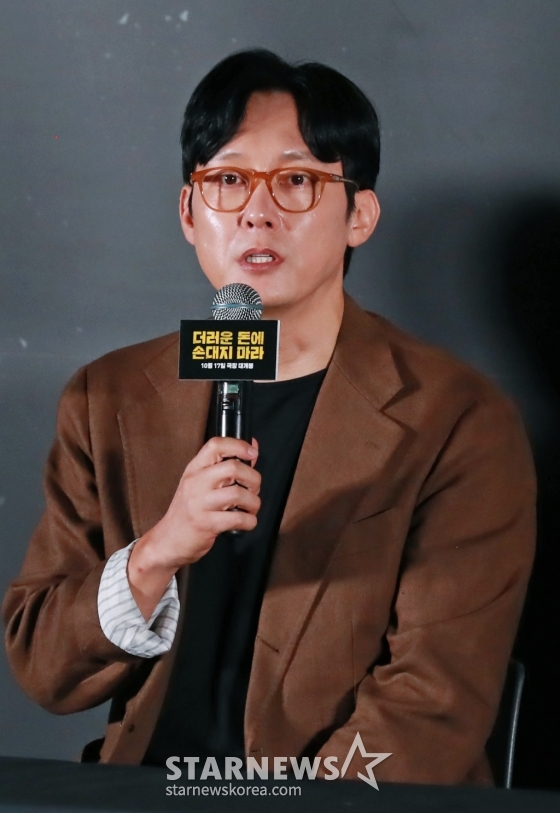 배우 박병은이 10일 오후 서울 CGV용산아이파크몰에서 진행된 영화 &#039;더러운 돈에 손대지 마라&#039;(감독 김민수) 언론시사회 및 기자간담회에 참석해 질문에 답하고 있다.   두 형사가 인생 역전을 위해 완전 범죄를 꿈꾸며 ‘더러운 돈’에 손을 댄 후 계획에 없던 사고에 휘말리며 벌어지는 이야기를 그린 영화 &#039;더러운 돈에 손대지 마라’는 10월 17일 개봉한다. /2024.10.10 /사진=이동훈