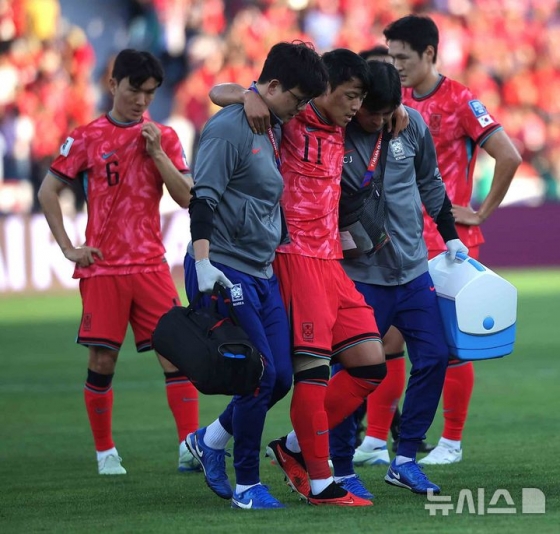 황희찬(11번)이 10일(한국시각) 요르단 암만 국제경기장에서 열린 한국 대 요르단의 2026 북중미월드컵 아시아 3차 예선 3차전에서 부상으로 교체아웃되고 있다. /사진=뉴시스