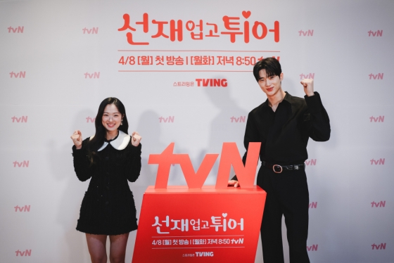 배우 김혜윤, 변우석이 3일 온라인으로 진행된 tvN 월화드라마 &#039;선재 업고 튀어&#039; 제작발표회에 참석해 포즈를 취하고 있다. /사진제공=CJENM 2024.04.03 /사진=이동훈