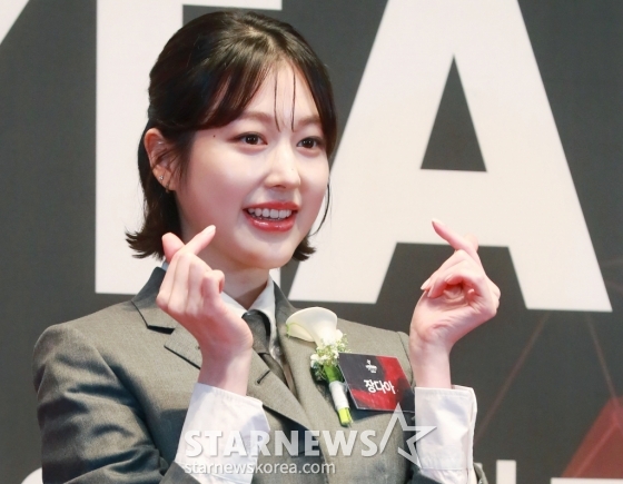 배우 장다아가 3일 오전 서울 신라호텔에서 진행된 &#039;2024 올해의 브랜드 대상&#039; 포토월 행사에 참석해 포즈를 취하고 있다. /2024.09.03 /사진=이동훈