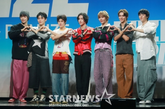 SM엔터테인먼트 신인 그룹 라이즈(RIIZE)가 4일 오후 서울 용산구 블루스퀘어에서 진행된 첫 싱글 &#039;겟 어 기타&#039;(Get A Guitar) 발매 기념 쇼케이스에서 포즈를 취하고 있다.  &#039;라이즈&#039;는 가수 윤상의 아들 앤톤을 비롯해 타로, 은석, 성찬, 원빈, 승한, 소희 등 7인으로 구성된 보이 그룹이다. /2023.09.04 /사진=이동훈