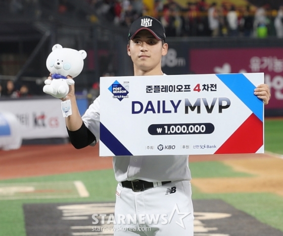 '2024 KBO 포스트시즌 준플레이오프 4차전' KT-LG전이 9일 수원 KT위즈파크에서 열렸다.  KT 박영현이 '데일리 MVP' 수상 후 포즈를 취하고 있다. /사진=김진경 대기자