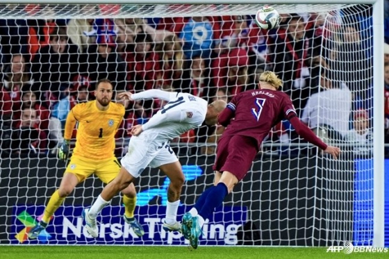 11일(한국시간) 노르웨이 오슬로의 울레발 스타디온에서 열린 2024~2025시즌 유럽축구연맹(UEFA) 네이션스리그 B그룹 3라운드 슬로베니아전에 선발 출전한 홀란(오른쪽)이 헨더를 시도하고 있다. /AFPBBNews=뉴스1