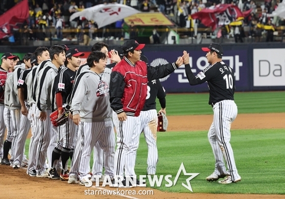 &#039;2024 KBO 포스트시즌 준플레이오프 3차전&#039; KT-LG전이 8일 수원 KT위즈파크에서 열렸다. 오지환(오른쪽)을 비롯해 KT에 6-5로 승리한 LG 선수들이기쁨을 나누고 있다. /사진=김진경 대기자