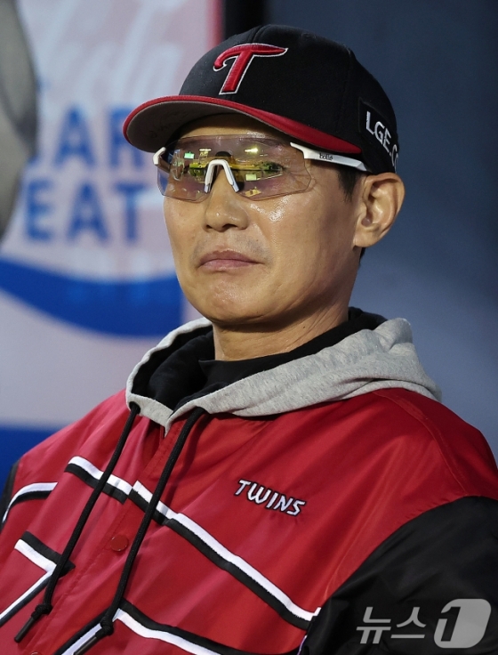 11일 오후 서울 송파구 잠실야구장에서 열린 프로야구 &#039;2024 신한 SOL 뱅크 KBO 포스트시즌&#039; 준플레이오프 5차전 kt 위즈와 LG 트윈스의 경기, LG 염경엽 감독이 그라운드를 응시하고 있다. /사진=뉴스1