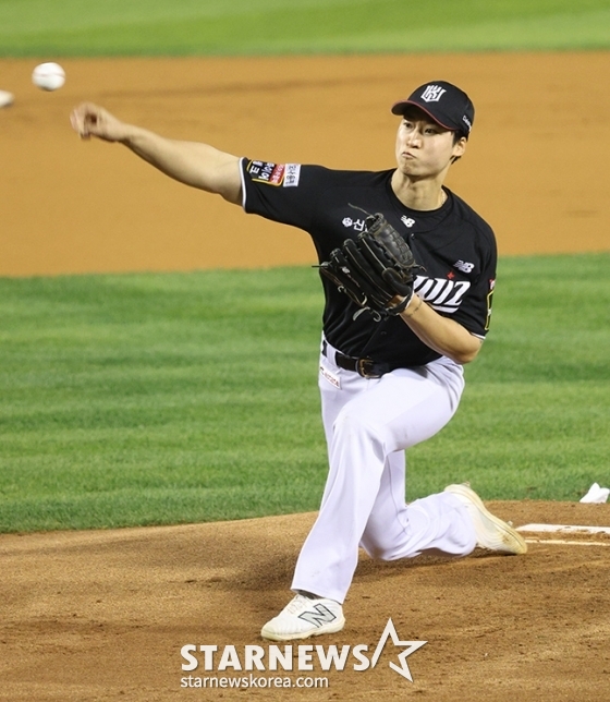 &#039;2024 KBO 포스트시즌 준플레이오프 5차전&#039; LG-,kt전이11일 서울 잠실야구장에서 열렸다.   kt 선발 엄상백이 역투하고 있다.