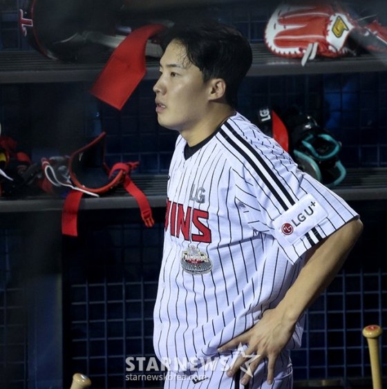 &#039;2024 KBO 포스트시즌 준플레이오프 5차전&#039; LG-,kt전이11일 서울 잠실야구장에서 열렸다.  LG 선발 임찬규가 7회초 교체된 후 더그아웃에서 손주영의 투구를 지켜보고 있다. /사진=김진경 대기자